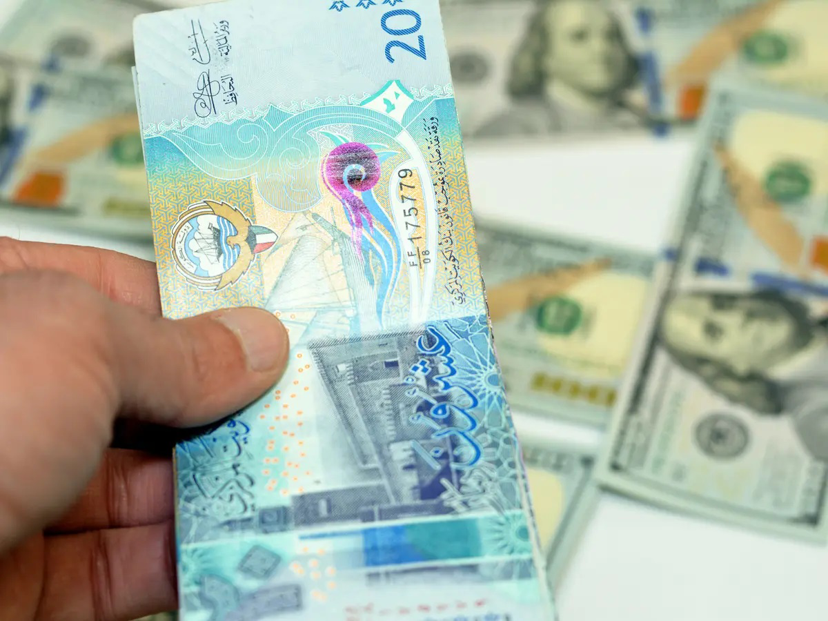 الدولار يستقر عند مستوى 0.306 دينار واليورو ينخفض إلى 0.356 دينار